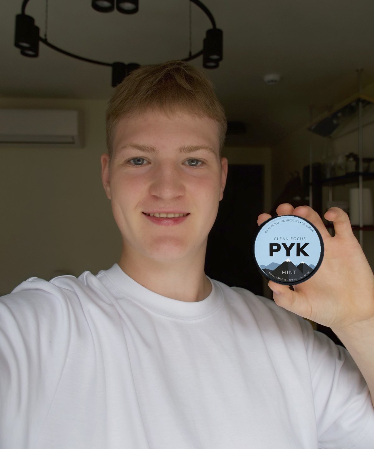 Arnas Lukšas laiko PYK MINT dėžutę